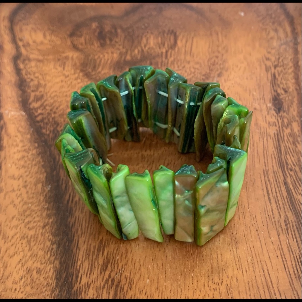 Shell Stretch Bracelet - Picture 6 of 8